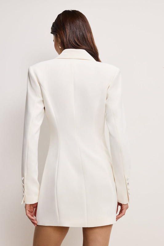 XAYWEAR White Blazer Dress with a Tailored Fit and Elegant Long Sleeves