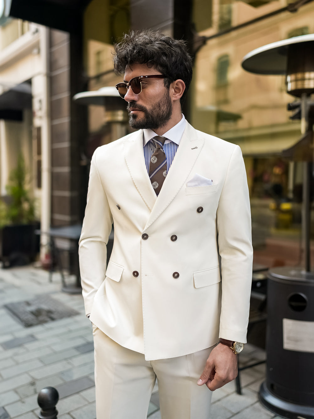 Stylish man wearing a white suit for men from XAYWEAR with double-breasted jacket and matching trousers