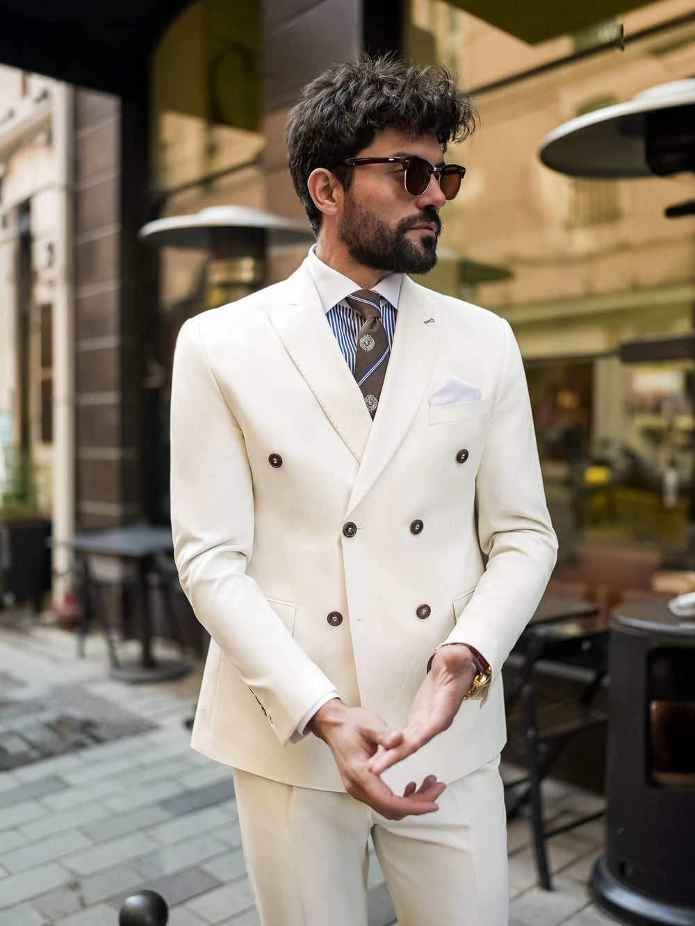 Stylish man wearing a white suit for men by XAYWEAR with double-breasted jacket and patterned tie