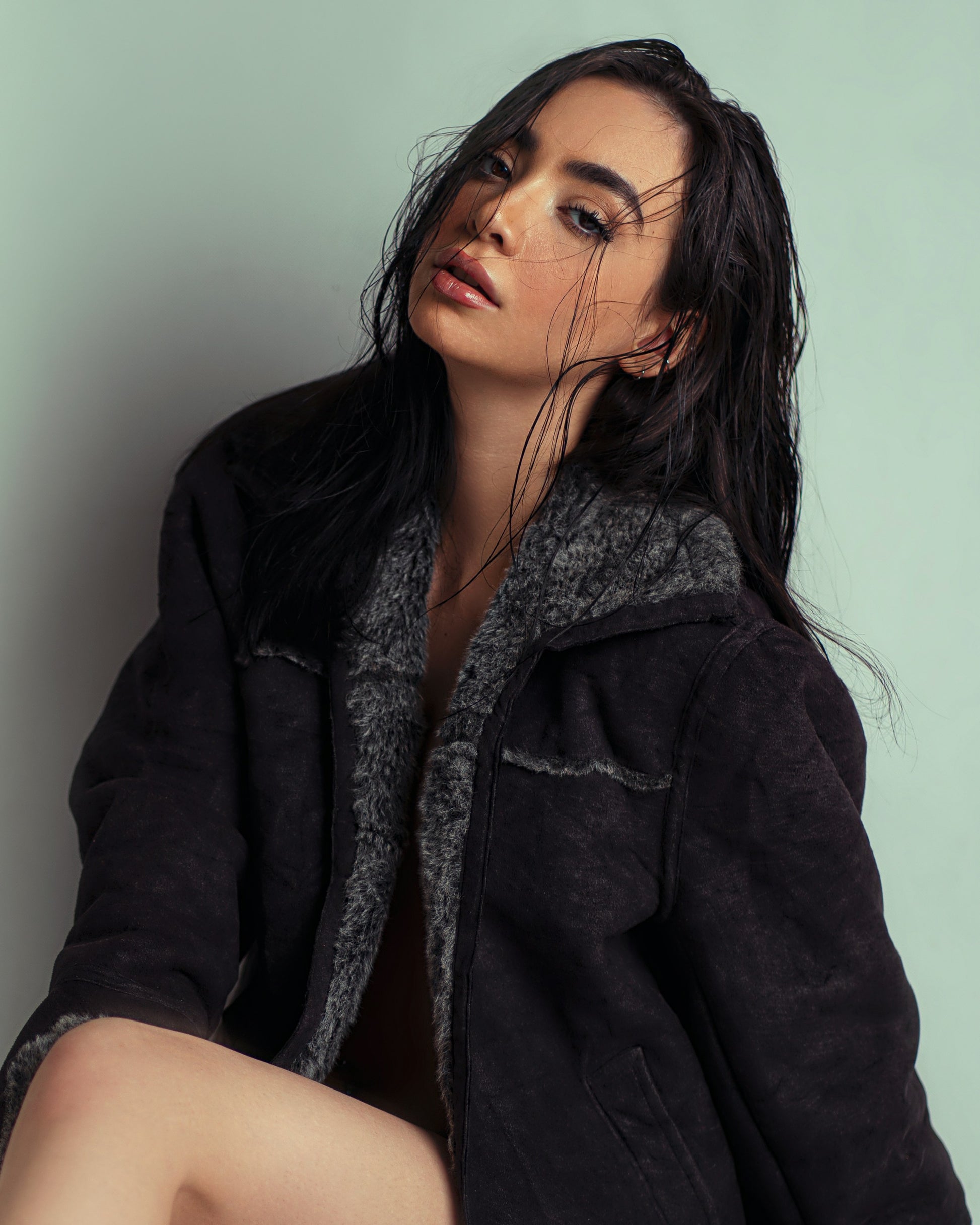 XAYWEAR winter coat for women in black with soft gray fleece lining and cozy design
