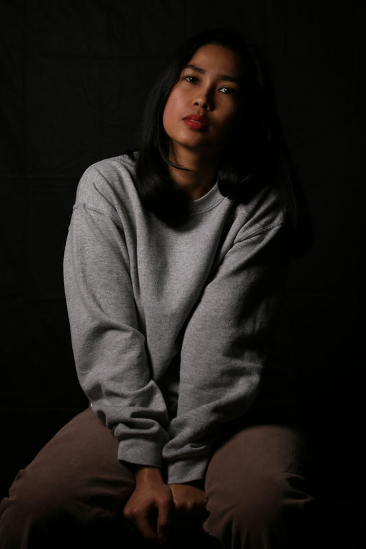 Casual grey sweatshirt for women featuring a relaxed fit and cozy style for everyday wear