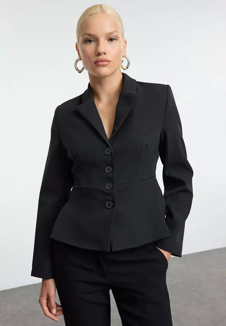 Elegant black fitted office blazer for women with a tailored silhouette and button closure
