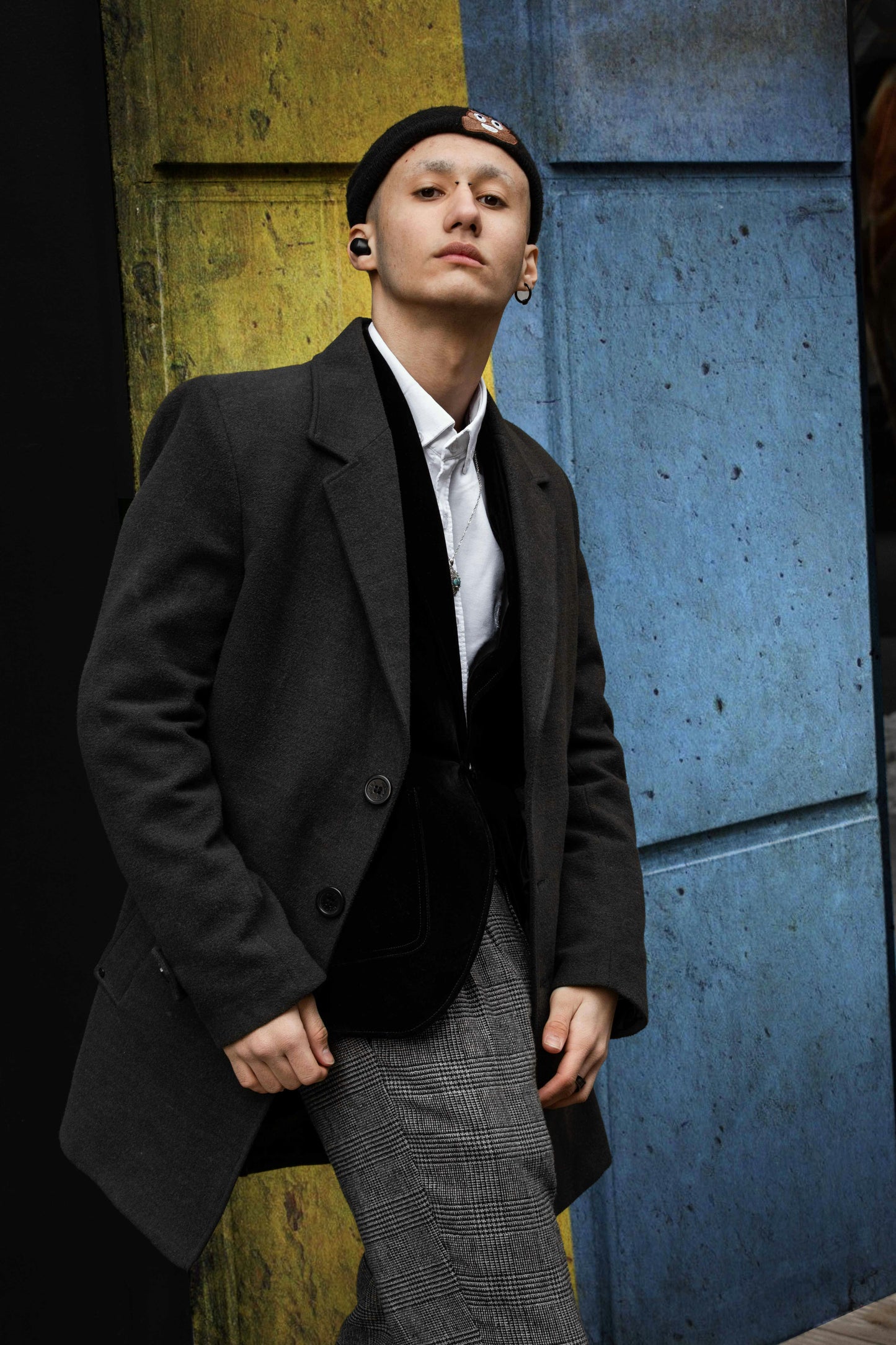 XAYWEAR stylish men coat in dark gray worn over black blazer and white shirt with patterned pants