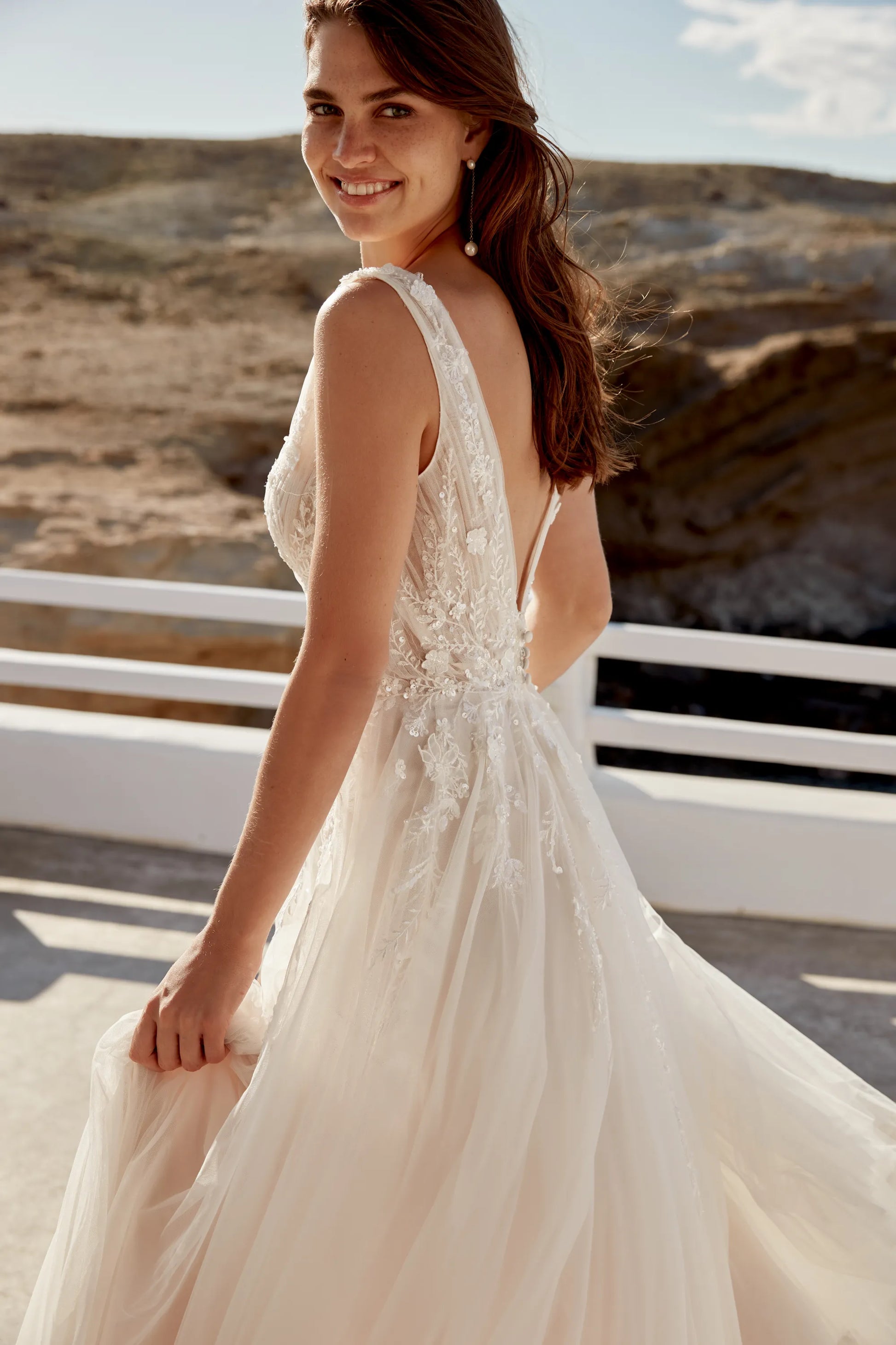 XAYWEAR elegant sleeveless wedding dress with floral lace bodice and flowing tulle skirt