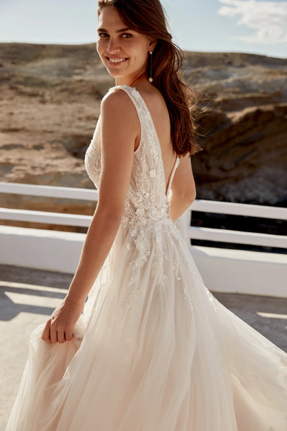 XAYWEAR elegant sleeveless wedding dress with floral lace bodice and flowing tulle skirt